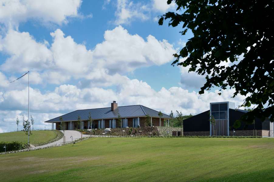 Elegant beklædning af tag og facade, Nibevej 225, Frejlev, Aalborg,